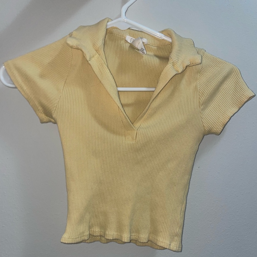 Ribbed yellow collar crop tee